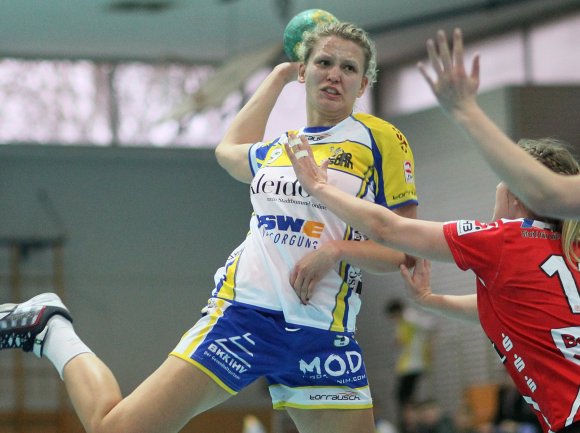 Lea Schuhknecht hatte in der Aufstiegssaison durchaus ihre Formtiefs, doch sie war in allen 26 Partien im Einsatz und kam auf insgesamt 102 Treffer, allesamt aus dem Spiel heraus erzielt. Die SG Bretzenheim konnte die Rückraumschützin nun für das anstehende erste Zweitligajahr binden, ebenso wie die beiden Torfrauen Gina von Gilgenheimb und Natascha Machetzki.