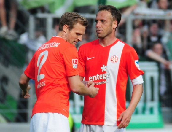 Alte Recken unter sich: Derweil Nikolce Noveski (r.) in der Mainzer Innenverteidigung unverwüstlich scheint, macht Bo Svensson nach der Saison Schluss.