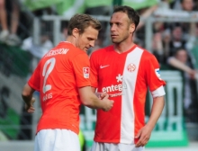 Alte Recken unter sich: Derweil Nikolce Noveski (r.) in der Mainzer Innenverteidigung unverwüstlich scheint, macht Bo Svensson nach der Saison Schluss.