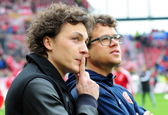 Lange Zeit war Julian Baumgartlinger (l., mit Physiotherapeut Steffen Tröster) zum Zuschauen verdammt. Jetzt will der Österreicher wieder angreifen.