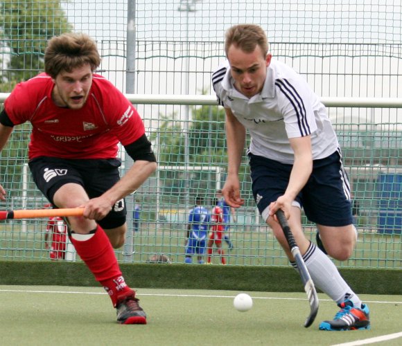 Aus dem Mittelfeld in die Defensive rückte Simon Jacob (r.) und ersetzte dort den fehlenden Christoph Franik. Ein Schachzug von Trainer Alexander Kempf, der sich in Hanau bezahlt machte.