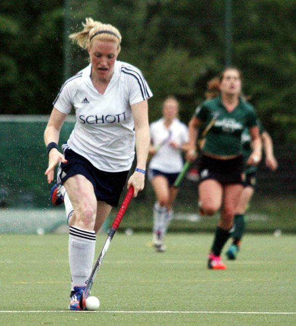 Ihr Treffer zur 2:0-Führung beim Hanauer THC hätte eigentlich Sicherheit bringen können, doch nachdem Amelie Neumann-Kleinpaul erhöht hatte, begann die beste Phase der Gegnerinnen, die zwischenzeitlich mit 3:2 führten. Letztlich nahm der TSV Schott einen verdienten Zähler aus Hanau mit. 