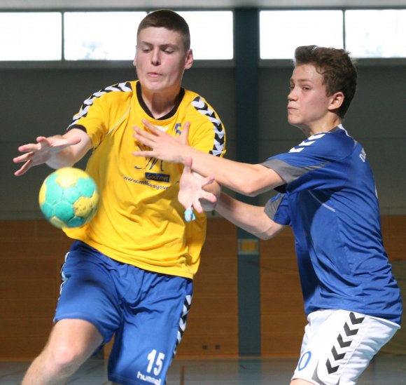 Niklas Horn (l.) will sich auf der rechten Außenbahn gegen den Budenheimer Benjamin Glindemann durchsetzen. Der Bretzenheimer konnte allerdings keinen Treffer bei klaren Niederlage beim Vergleich der männlichen B-Jugenden beitragen.