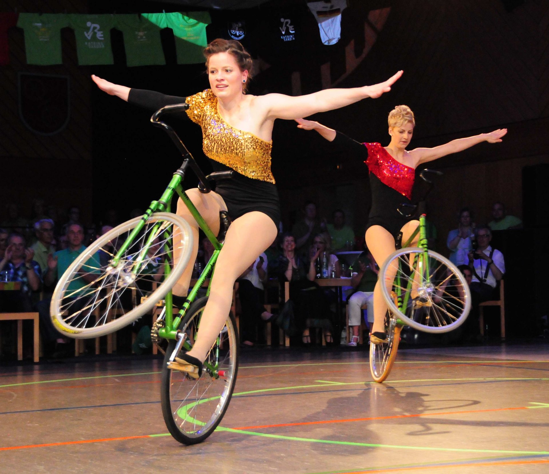 Beginnen wir nicht mit dem Anfang, sondern mit dem Ende – wobei dieses ja den Neuanfang darstellte: Nach dem Rücktritt vom Leistungssport wollen Sandra Sprinkmeier (l.) und Katrin Schultheis nicht von den Rädern steigen, sondern mit einem Showprogramm auftreten. Neues Outfit inklusive.