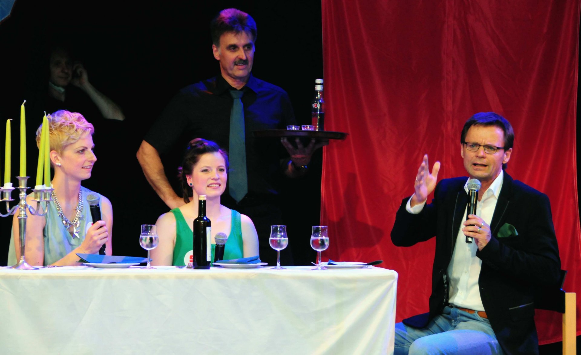 SWR-Mann Christian Döring moderierte, RVE-Vorsitzender Axel Pfannschmidt servierte. In vier Blöcken, vom ersten gemeinsamen Training bis zum letzten Weltmeistertitel, ließen Katrin Schultheis und Sandra Sprinkmeier im Gespräch mit dem Moderator sowie mit auf einer Videowand eingespielten Bildern und Filmen ihr ereignis- und erfolgreiches Kunstrad-Leben Revue passieren.