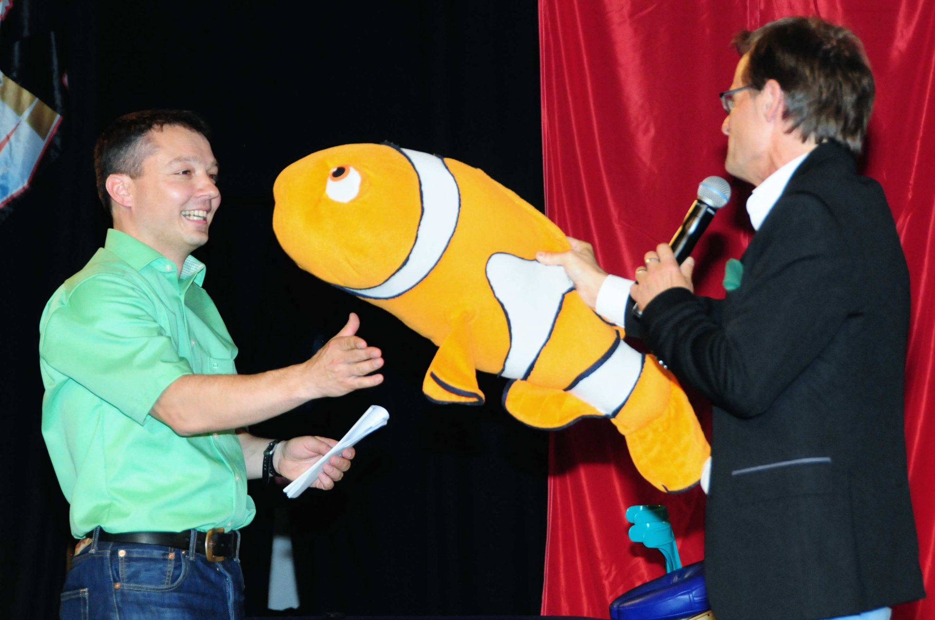 Marcus Klein findet Nemo: Der Erfolgstrainer des Erfolgsduos schnappte sich bei der Versteigerung von Gegenständen aus dem Sportleben von Schultheis/Sprinkmeier das Kuscheltier. Den Erlös des gesamten Abends spendeten die beiden (Ex-)Sportlerinnen zugunsten in Mainz lebender Flüchtlinge. Die Juvente-Stiftung will in den Unterkünften in der Zwerchallee eine Fahrradwerkstatt einrichten. Denn, wie Juvente-Mitarbeiterin Annika Oppermann berichtete: „Das Fahrrad ist für die Flüchtlinge das wichtigste Fortbewegungsmittel.“ 