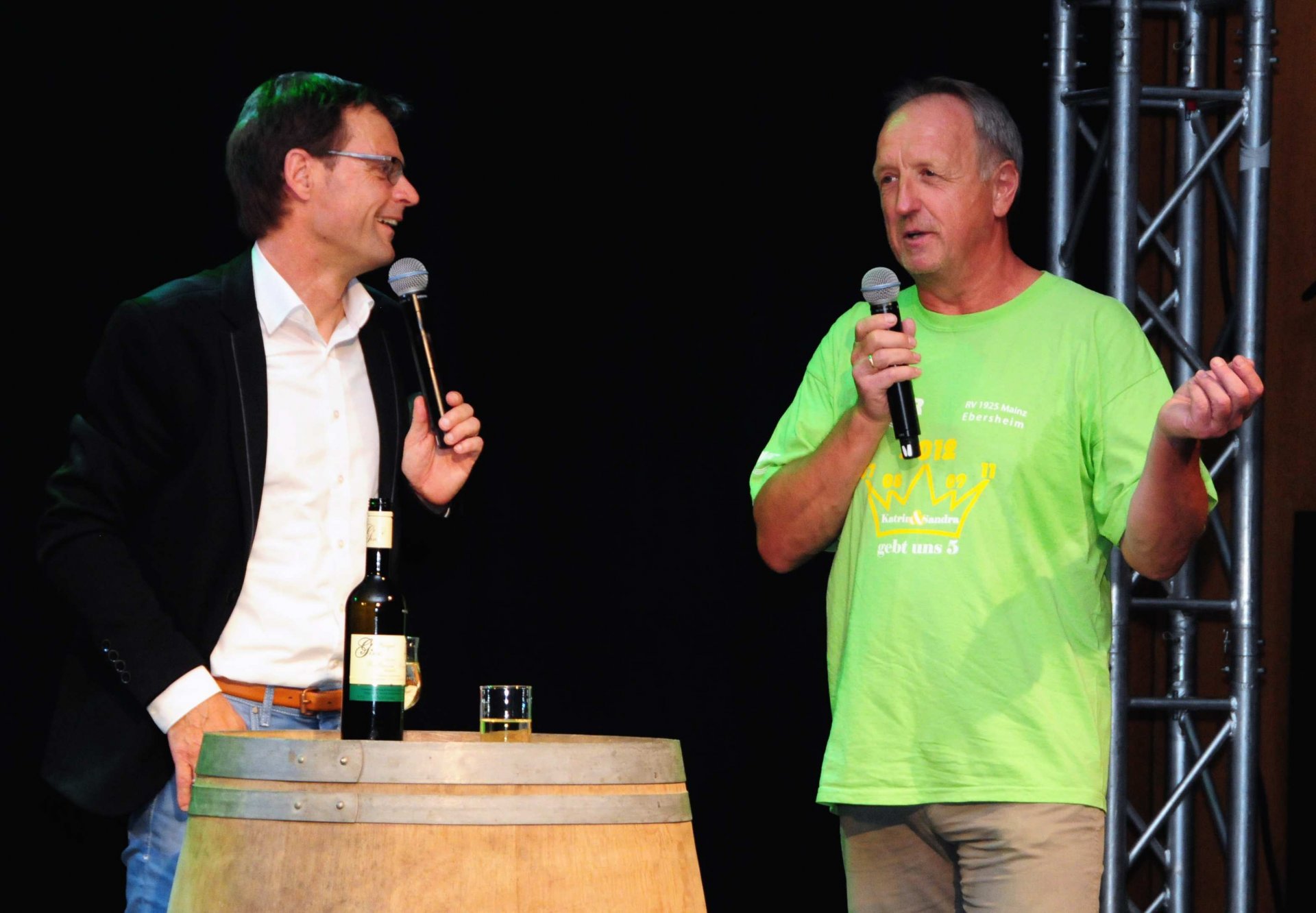 Ex-Vorsitzender Helmut Schwarz hatte die ein oder andere Anekdote aus den vergangenen Jahren beizusteuern. Ein Höhepunkt dabei war die Weltmeisterschaft in Japan. Nicht nur, weil Schultheis/Sprinkmeier dort den Titel gewannen, indem sie den gerade aufgestellten neuen Weltrekord ihre Konkurrentinnen Soika/Wurster konterten, sondern auch, weil in Schwarz‘ Hof an jenem kalten Novembermorgen ein Public Viewing mit rund 150 Gästen stattfand.