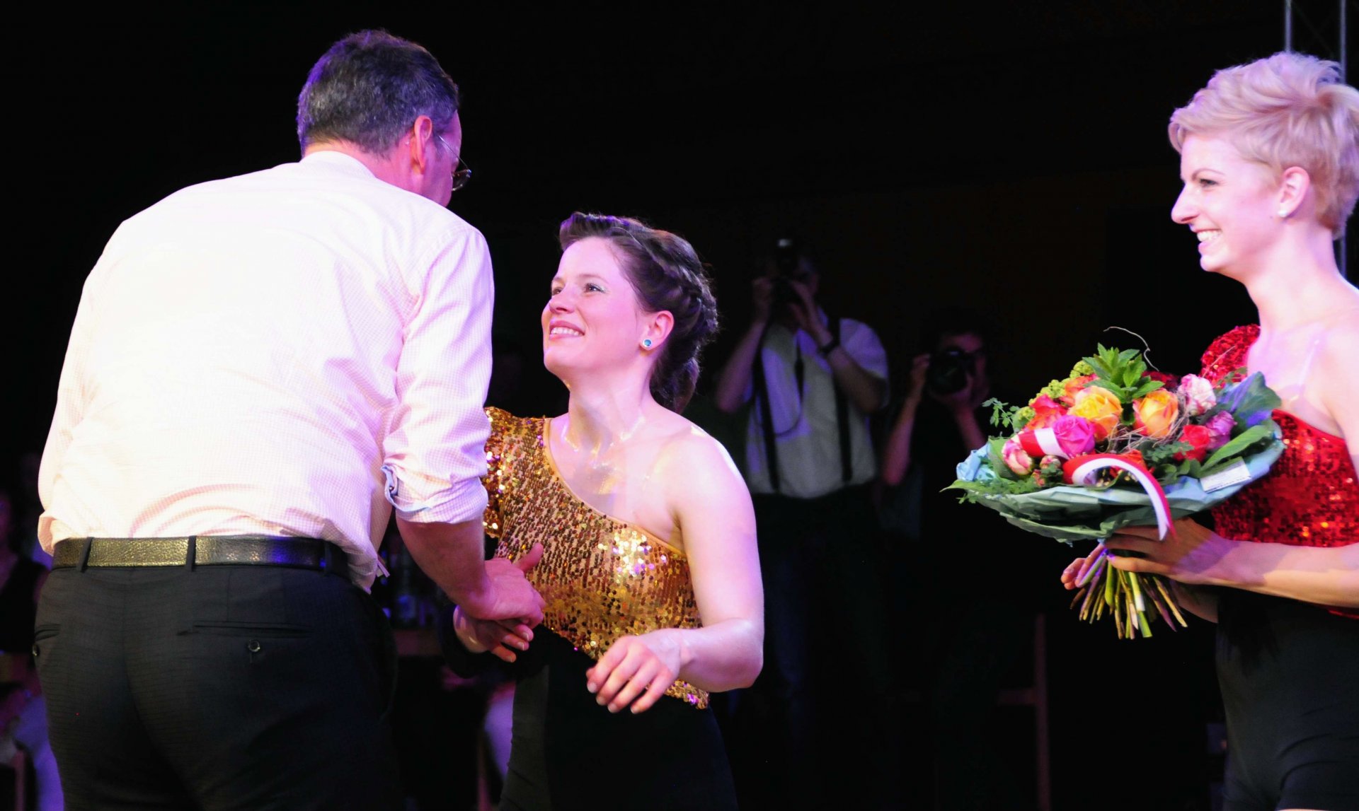 …gegen Blumen und Küsse von Oberbürgermeister Michael Ebling.