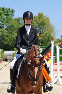 Mit dem Fuchsponywallach American Dragon ritt Dressurreiterin Kira Schlenger Schlenger (RFV Gonsenheim) in Bodenheim bei der Großpferde-Konkurrenz mit und wurde in der LK 5 dennoch Rheinhessenmeisterin.