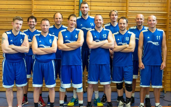 Treten für die DJK an (v.l.): : Jörg Leinhaas, Matthias Schäfer, Uwe Seiffert, Christian Puscher, Kai Findeisen, Christian Ebenrecht, Philipp Rinder, Enno Wittstock, Michael Arnold, Peter Rosenbauer und Nik Koltai (es fehlen Tobias Lehr und Kai Schell).