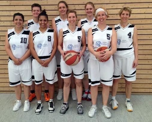 Auch wenn man es ihnen nicht ansieht: Das sind die Ü35-Basketballerinnen des DJK Nieder-Olm, v.l. Yasmina Patel, Bianka Ulbrich, Angela Vodraschka, Tanja Wegener, Petra Brüggemann, Ulrike Thierfelder, Isa Schuhmacher und Tanja Meizer (es fehlen Melanie Lachner, Judith Schell, Franziska Schönberger, Eva-Maria Krause-Lott und Eva Mosner).