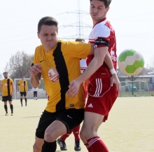 Für Julian Rappold (r.) und seine Mitspieler beim FSV Nieder-Olm endet in wenigen Wochen die erfolgreiche Zusammenarbeit mit Trainer Wolfgang Görlich.