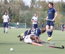 Im Hinspiel war diese Szene aus der 50. Minute, als Peter Römheld (Nr. 23) vergeblich auf einen Siebenmeter hoffte, ein Knackpunkt in einer Partie, in der die Gäste allerdings als das deutlich bessere Team verdient als 5:1-Sieger vom Feld gingen. Beim Rückspiel in Nürnberg wird es am Samstag genauso schwer werden für den Tabellenletzten, einen Auswärtserfolg einzufahren.