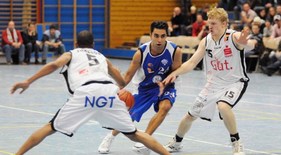 Wird in den kommenden Saison nach sechs Jahren bei anderen Klubs wieder das ASC-Trikot tragen und außerdem das JBBL-Team trainieren: Anish Sharda (M.).