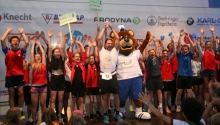 Die fleißigste Gruppe des Laufes stellte in diesem Jahr das Schlossgymnasium mit 467 Runden. Die Schülerinnen und Schüler ließen sich zum Abschluss des Laufmarathons auf der Bühne feiern.