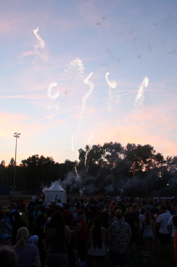 Überraschung zum Schluss: Ein nicht angekündigtes Feuerwerk beendete den 10. Spendenlauf.