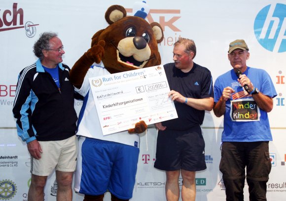 Der erlaufene Spendenbetrag von knapp 172.000 Euro wurde von Sponsoren auf die runde Summe von 200.000 Euro aufgerundet. Schott-Vorstandschef Dr. Frank Heinricht (2.v.r.) und Maskottchen Schotti zeigten sich zufrieden mit dem Ergebnis.