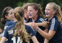 Die Kapitänin musste es wieder richten: Sina Bohrer (Mitte) fletscht den Mundschutz, nachdem ihre Kurze Ecke den Ausgleich zum 1:1 einleitete, der einen nicht erfüllte Hoffnung auf mehr machte.