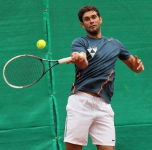 Lange gefeiert, wenig geschlafen, aber im Champions-Tiebreak wieder hellwach: Nikolas Rizzi gelang in Windhagen der erste Saisonsieg im Einzel.
