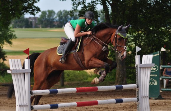 Im M-Springen bewies Lena Horn auf Lordino, dass die Hechtsheimer Reitanlage ihr und ihrem Pferd besonders gut liegen.