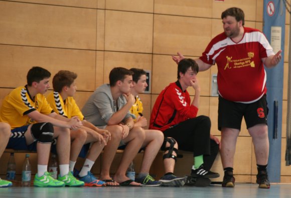 Die Hypothek der hohen Heimniederlage gegen die JSG Ingelheim/Budenheim war für die männliche B-Jugend der SG TSG/DJK Bretzenheim und Trainer Thorsten Frank (r.) zu hoch, um die sich daraus ergebende Vorgabe bei der abschließenden Aufgabe bei der HSG Rhein-Nahe Bingen erfüllen zu können.