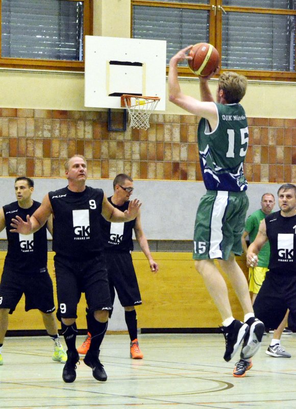 Enno Wittstock nimmt im Spiel gegen den BBC Bayreuth den Wurf: Die Gruppenpartie gegen die erfahrenen Franken gewann die DJK mit 65:30.