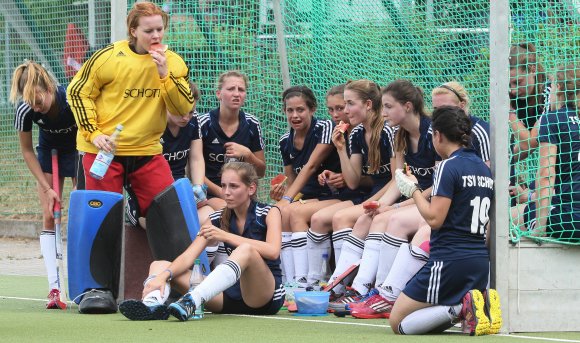 Kraft holen und sich nach Wiederbeginn verbessert zeigen: Das klappte bei Hockey-Regionalligist TSV Schott nach einer schwachen ersten Halbzeit gegen die HG Nürnberg innerhalb einer Partie, und das sollte auch im größeren zeitlichen Rahmen gegen die SG DJK Rosenheim gelten, dem der TSV im Hinspiel mit 1:2 unterlegen war, seither aber zu einer größeren mannschaftlichen Stabilität gefunden hat.