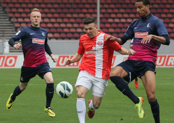 Hat auf Anhieb eingeschlagen: Dennis Franzin (Mitte), Winter-Neuzugang der 05-Amateure.