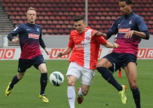 Hat auf Anhieb eingeschlagen: Dennis Franzin (Mitte), Winter-Neuzugang der 05-Amateure.