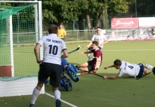 Trügerischer Ausgleich: Die 2:3-Hinspielniederlage beim TEC Darmstadt war zum Abschluss des ersten Feldrundenteils im Oktober ein Nackenschlag. Obwohl Simon Jacob (r.) nach Vorarbeit von Phil Rügner (vorne) den 1:1-Ausgleich erzielte und Rügner das gleiche in der zweiten Hälfte auch noch einmal gelang, unterlagen die Mainzer letztlich. Dass eine Kurze Ecke des TEC zur Niederlage führte, war typisch für diese Saison.