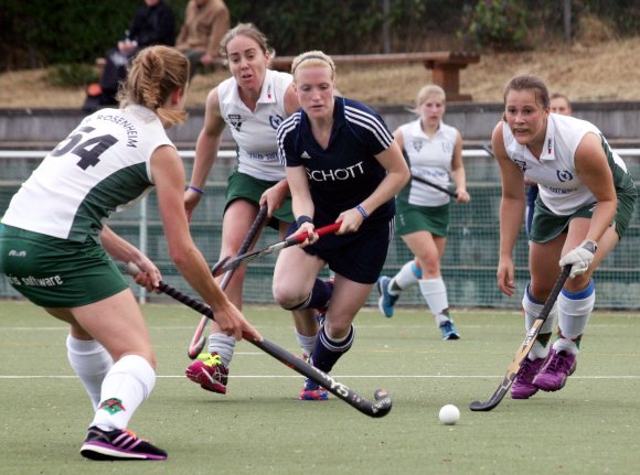 Mehrfachbegleitung erhält Amelie Neumann-Kleinpaul durch die Rosenheimer Abwehr und hat es entsprechend schwer, sich den Weg durch die Defensivreihe zu bahnen. Für den entscheidenden Treffer brauchte der TSV Schott daher den präzisen Steilpass auf die Stürmerin, den Anouk Häfner nach rund zwölf Minuten lieferte.