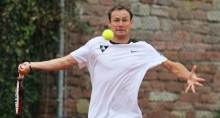 Thomas Dupré durfte sich ungewöhnlich früh auf den Heimweg nach Frankreich machen. Der Senior im TSC-Team gewann sein Match mit 6:3, 6:0 und machte im Doppel Platz für Leonard Stolz.