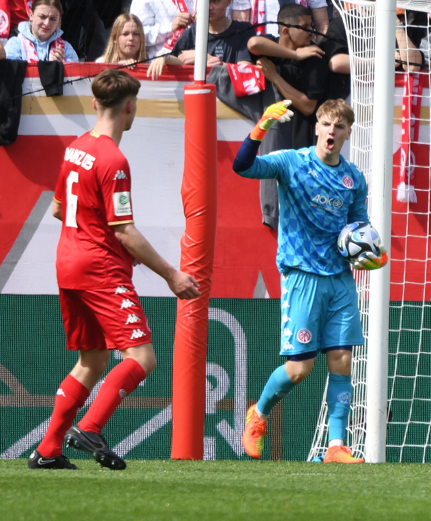 Begünstigt wurde der Ausgleich durch einen Fehler des U-19-Debütanten im Mainzer Tor, Louis Babatz. Der Stammkeeper der B-Junioren durfte überraschend den Platz des gesperrten Aki Koch einnehmen...
